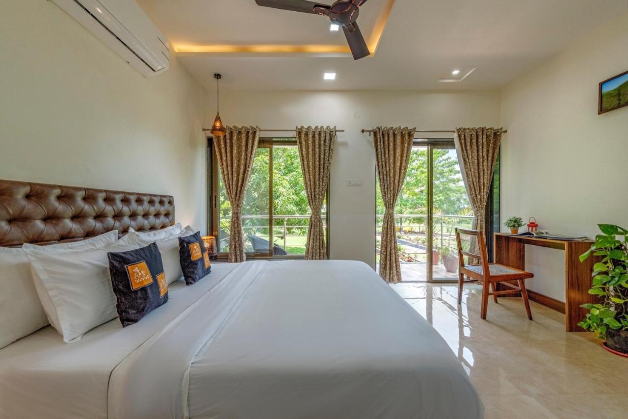 Saffronstays Lakeview Nivara - Farm Stay Villa With Private Pool Near Púna Exteriér fotografie